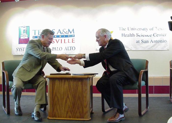 President Marc Cisneros of Texas A&M Kingsville and President John P. Howe, III of  the UT Health Science Center sign the partnership agreement.